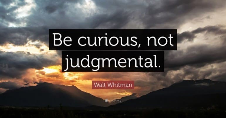 Tò Mò Không Định Kiến